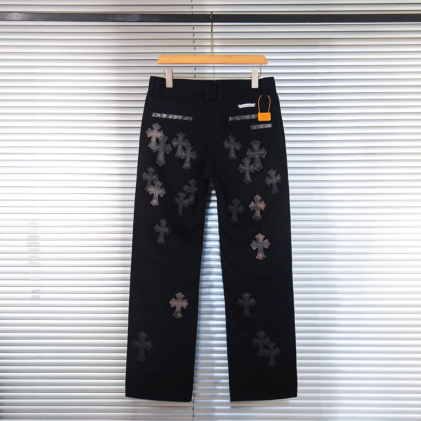 P260 Chrome Hearts丨Chrome Hearts Black and Brown Camouflage Cross Patched Leather Jeans - Full of exploring the ultimate in fashion, Chrome Hearts' new Chrome Hearts pants cleverly integrate camouflage crosses, camouflage crosses and other elements to break traditional boundaries. Mattyboy's clever fusion of overalls and khaki jeans, the same style, brings endless matching inspiration to fashionistas! Whether it is daily wear or a trendy try, these pants can bring you an excellent fashion experience. Style number: 1753# Color: casual black Size: 28 30 32 34